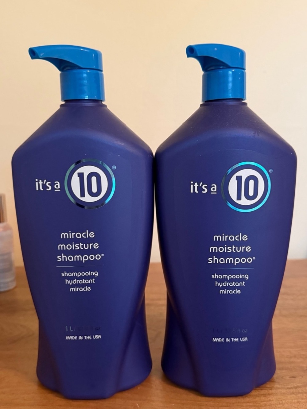 It's a 10 Miracle Moisture Daily
Shampoo 1L (2 Bottles)